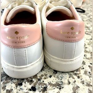 I bought this beautiful sneakers and only worn twice, they’re like new.